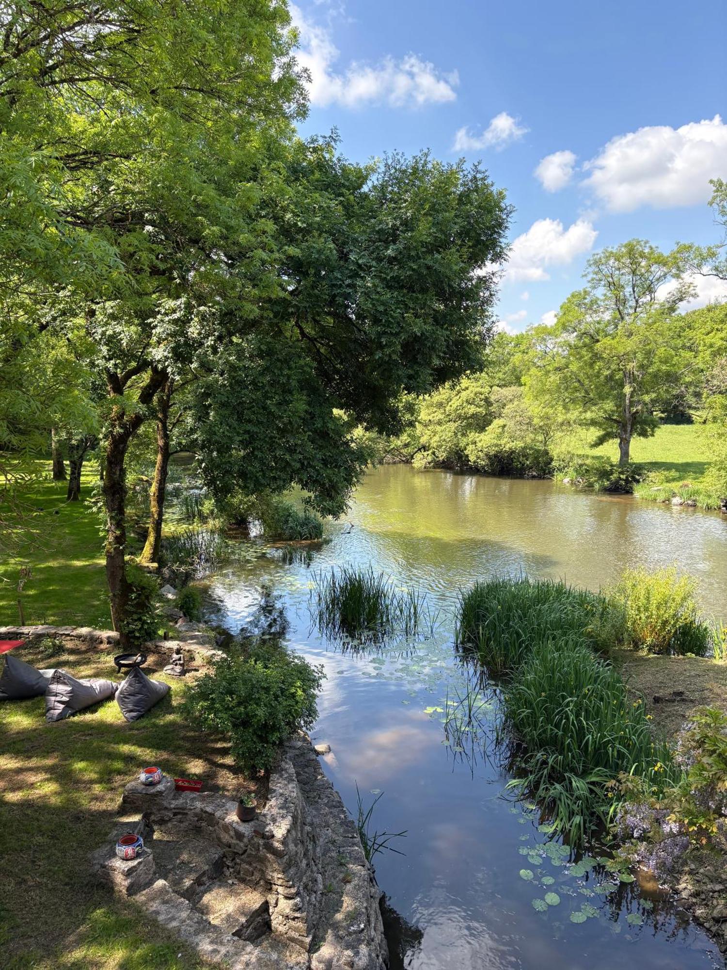 Le Moulin Du Guy, Proche Du Puy Dufou Bed & Breakfast Chanverrie Dış mekan fotoğraf