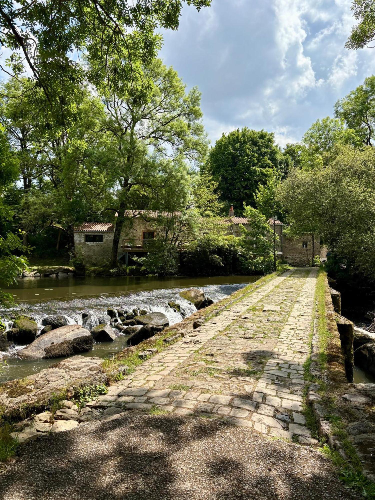 Le Moulin Du Guy, Proche Du Puy Dufou Bed & Breakfast Chanverrie Dış mekan fotoğraf